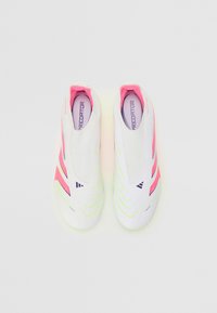 Bijele atletske cipele s neonskim ružičastim i žutim akcentima. Elegantan dizajn s prugastim uzorcima i slip-on stilom. Gornji dio od teksturirane tkanine.