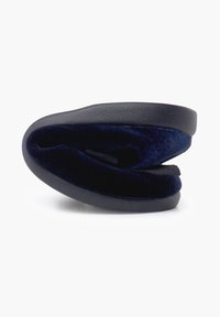 Cojín plegable de color azul marino con tela suave y una base de goma texturizada y duradera. Diseño compacto ideal para comodidad portátil.