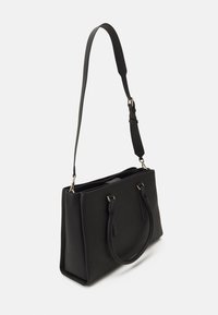 Czarna skórzana torba typu tote z dwoma uchwytami i regulowanym paskiem na ramię. Posiada wyraźnie zarysowany kształt oraz złote akcenty metalowe.