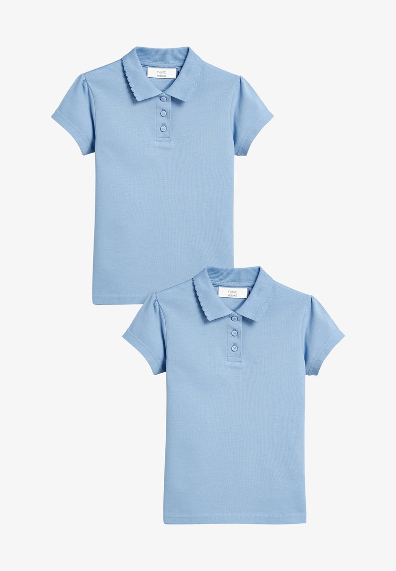 Deux polos bleu clair à manches courtes pour enfants avec col et trois boutons sur la patte de boutonnage avant.