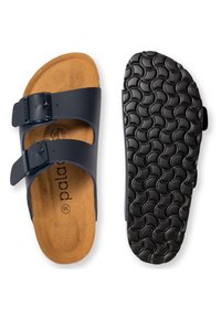 Mörkblå sandaler med två justerbara remmar, korkliknande fotbädd, slät yta och strukturerad svart gummiyttersula med ett vågmönster.