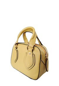 Borsa a tracolla gialla in pelle con rifiniture nere, manici arrotondati, due tasche frontali e hardware color oro. Presenta dettagli cuciti e chiusura con zip.