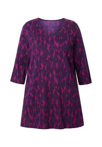 Lila tunika med livlig rosa leopardtryck, V-ringning och trekvartärmar, med en lös passform och mjuk textur.
