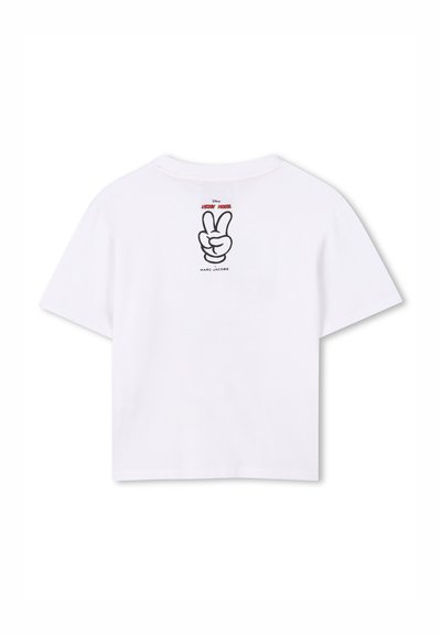 T-shirt bianca in cotone a maniche corte, con una grafica sul retro di un segno di pace a mano in nero e rosso. Vestibilità casual, scollatura rotonda.