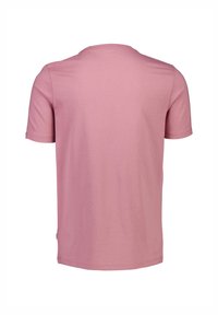 Kortärmad, rundhalsad t-shirt i mjuk rosa tyg. Slät yta med rena kanter och inga synliga grafik eller mönster.