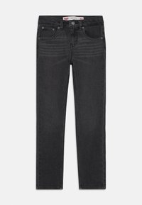 Čierne džínsy z denimu sú slim fit, majú klasický dizajn s piatimi vreckami, zapínanie na gombík a pútka na opasok, pričom sa vyznačujú hladkou textúrou.