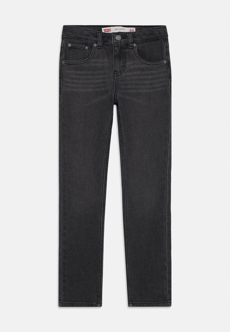 Čierne džínsy z denimu sú slim fit, majú klasický dizajn s piatimi vreckami, zapínanie na gombík a pútka na opasok, pričom sa vyznačujú hladkou textúrou.