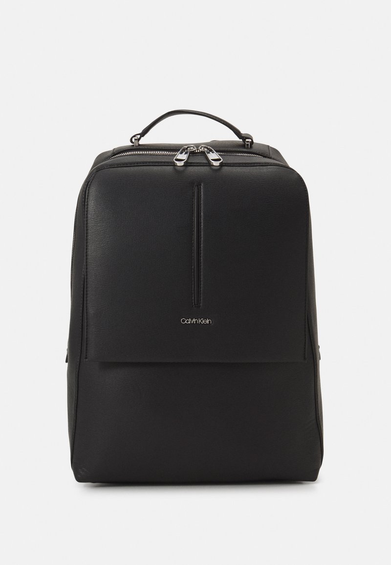 Calvin Klein MEDIAN SQUARED FLAP UNISEX Rucksack black Zalando.co.uk