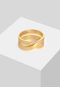 Guldtonet ring med twist-design, lavet af sterlingsølv, med en glat finish og indgraveret 925 for ægthed.