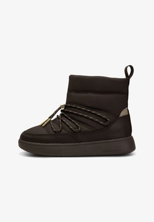 Bota de tobillo sintética marrón con parte superior acolchada, cordones decorativos y un panel lateral texturizado. Cuenta con una suela de goma plana y un asa de tirón.