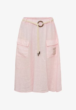 Lyserød knælængde nederdel med store forlommer, et beige reb bælte med en træring og en lille tekstlappet på en lomme.