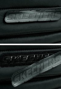 Tela negra con una superficie texturizada que presenta dos logotipos de Skechers en relieve, uno en un material parecido al caucho y el otro en textil tejido.