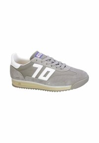 Sneaker grigie in suede con accenti bianchi, caratterizzate da un design retro, lacci piatti, collo imbottito e suola in gomma texturizzata. Numero 70 esposto.