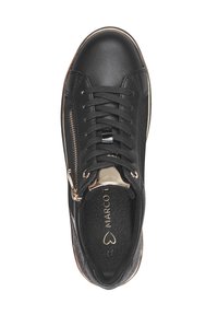 Sneaker in pelle nera con punta rotonda, design con lacci, cerniera laterale e dettagli in acciaio dorato. Soletta testurizzata con il nome del marchio "Marco T."
