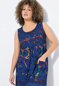 Granatowa sukienka bez rękawów z kolorowym abstrakcyjnym wzorem, z marszczoną talią i dwiema bocznymi kieszeniami dla większej funkcjonalności.