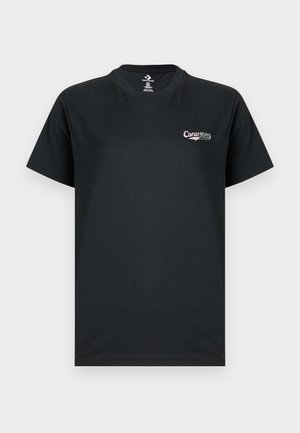 Svart T-shirt med korta ärmar och liten rosa "Converse"-logotyp på vänstra bröstet, rund halsringning och klassisk passform.