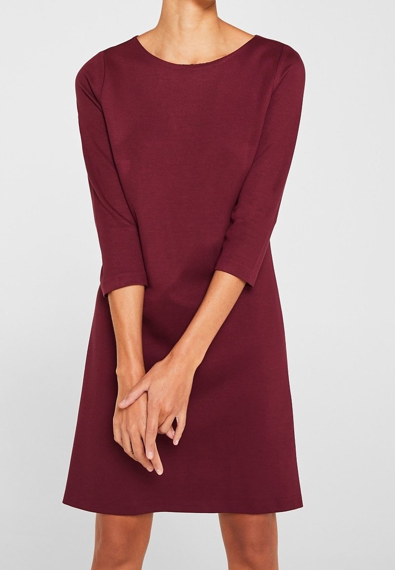 Burgunderfarbenes Kleid mit Dreiviertelärmeln, rundem Ausschnitt und gerader Passform. Hergestellt aus einem strukturierten Stoff mit glatter Oberfläche.