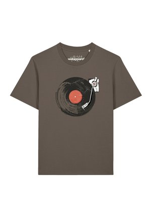 Braunes T-Shirt mit einer Grafik einer schwarzen Schallplatte und einem weißen Tonarm mit einer Hand, die ihn vorne einstellt.
