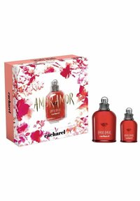 Punaiset lasiset hajuvesipullot, yksi suuri ja yksi pieni, hopeakorkilla. Kukallinen pakkaus, jossa on vaaleanpunaisia ja valkoisia kukkia, merkitty nimellä "Amor Amor."