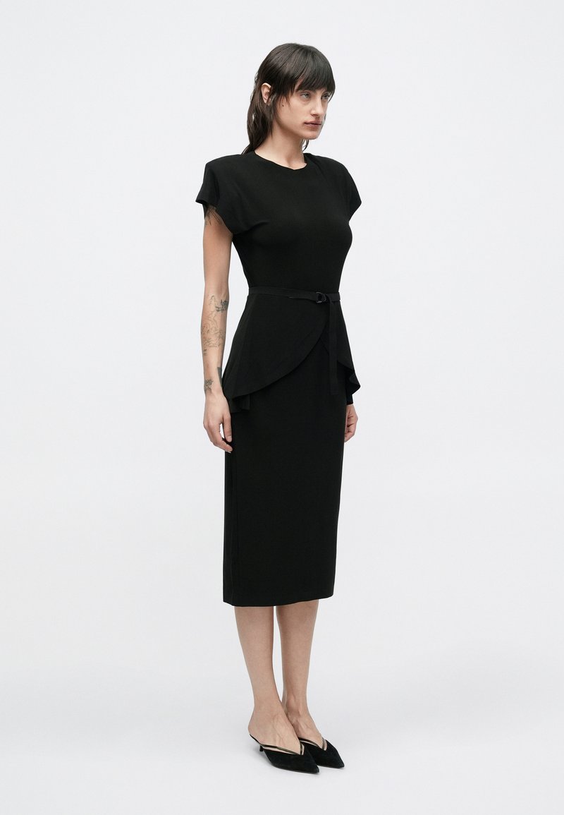Norma Kamali SLEEVE SHOULDER PAD PEPLUM DRESS - Jersey dress - black - Zalando.ie Norma Kamali SLEEVE SHOULDER PAD PEPLUM DRESS - Jersey dress - black - Zalando.ie