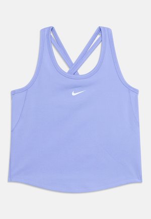 Lavendelfarbenes sportliches Tanktop mit gekreuzten Rückenträgern und weißem Nike-Swoosh-Logo auf der Brust, flach auf weißem Hintergrund liegend.