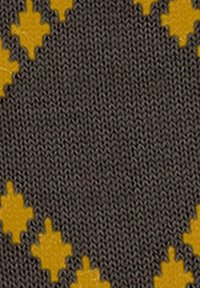 Szary dzianinowy materiał z sercowym kształtem wytłoczonym żółtymi krzyżykowymi wzorami w symetrycznym układzie.