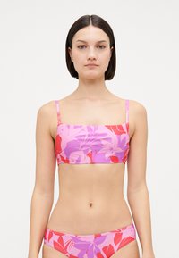 Zestaw bikini z kwadratowym dekoltem i majtkami o niskim stanie, w kolorze różowym z dużymi czerwonymi i fioletowymi kwiatowymi wzorami, wykonany z gładkiego materiału.