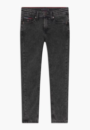 Jeans negros ajustados de hombre con efecto lavado, con bolsillos frontales, presillas para cinturón, cierre de botón y pequeño logo de Tommy Hilfiger en el bolsillo monedero.