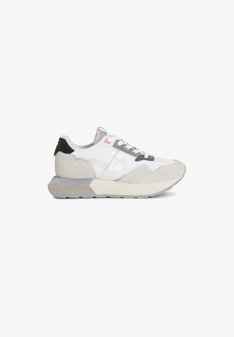 Sneaker leggera con una tomaia in pelle bianca e dettagli in suede grigio e nero, punta tonda e suola in gomma grigia testurizzata.