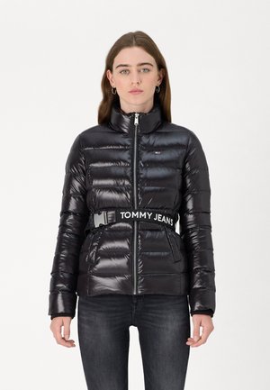 Chaqueta acolchada negra con acabado brillante, cuello alto, cierre con cremallera y cinturón con marca. Presenta costuras horizontales y bolsillos laterales.