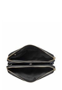 Czarny portfel z lakierowanej skóry z złotym zamkiem błyskawicznym, z dwiema przestronnymi przegrodami i ciemnym materiałowym wnętrzem. Idealny do organizowania przedmiotów.