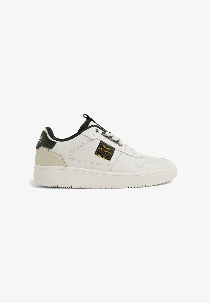 Λευκό χαμηλό sneaker με μαύρες και μπεζ αποχρώσεις, κλείσιμο με κορδόνια και λογότυπο PME Legend στο πλάι.