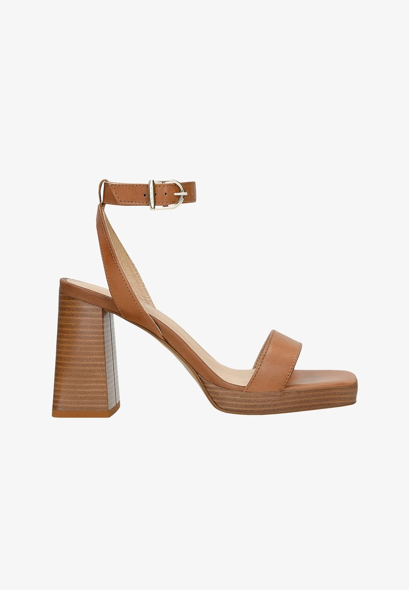 Sandale à talons en cuir marron avec un large talon bloc, bout ouvert et strapoche à la cheville. Présente une boucle en argent et une texture lisse.