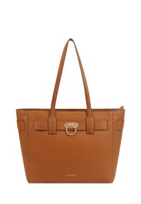 Sac fourre-tout en cuir tan avec deux longues poignées, un détail en métal rond et un fond plat. Présente des accents cousus.