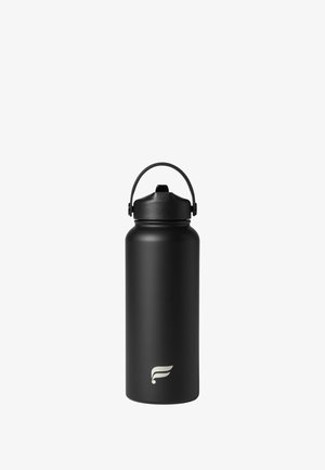 Bouteille d'eau isolante noire avec une texture mate, un corps arrondi et un couvercle à vis noir avec une poignée de transport. Logo argenté à la base.