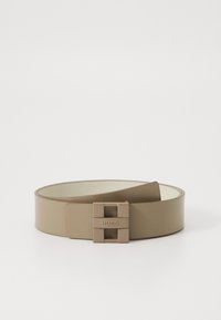 Beige szintetikus öv sima textúrával és négyzet alakú csattal, amelyen a "HUGO" felirat látható. Egyszerű és minimalista dizájn.
