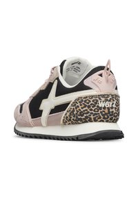 Sneaker caratterizzato da materiali rosa, neri e bianchi, texture in suede e mesh, con tacco in stampa leopardata e suola in gomma. Accentuato da dettagli con logo.