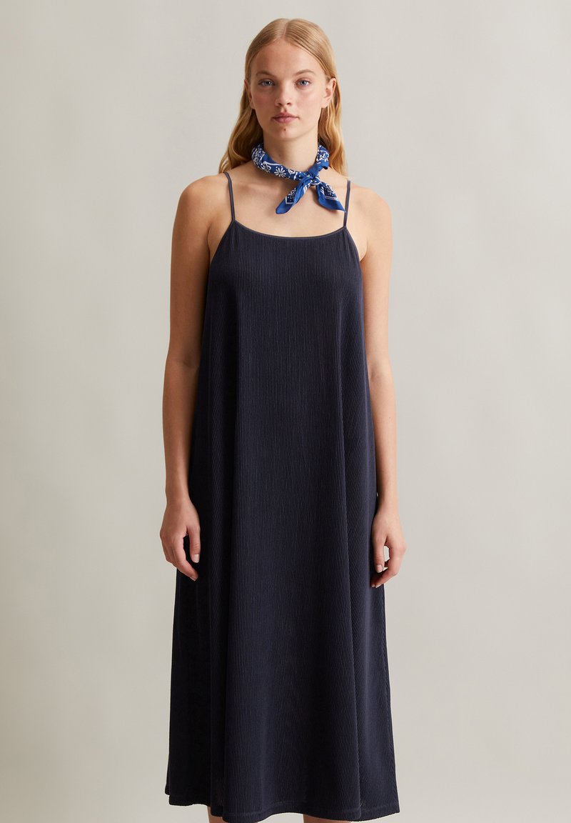 Navyblaues, geripptes Maxikleid mit verstellbaren Spaghettiträgern. Bietet eine lockere Passform und einen strukturierten Stoff. Ergänzt durch einen blauen, gemusterten Schal.