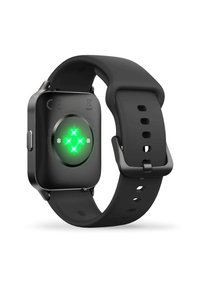 Smartwatch med svart silikonrem och fyrkantig kropp. Baksidan har en cirkulär sensor med ett grönt ljus och ingraverade detaljer.