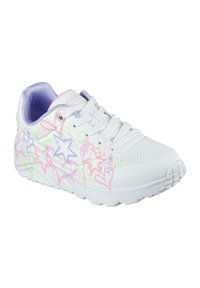 Zapatilla deportiva blanca con patrones de estrellas y corazones coloridos en rosa, verde y azul. Parte superior de malla, punta redonda y cierre con cordones.