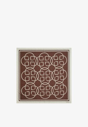 Foulard carré avec un fond marron, motif de cordes crème formant des cercles et des carrés entrelacés, bordure crème et petit logo de marque dans un coin.