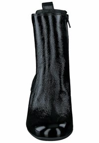 Botín negro hasta el tobillo con un acabado brillante de charol, que presenta una forma elegante y estilizada, y un zipper lateral para facilitar su uso.