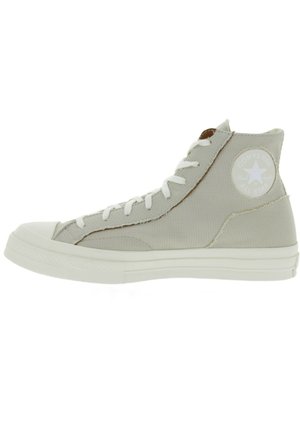 Sneaker alte grigie realizzate in tessuto testurizzato con lacci bianchi e suola in gomma, dotate di un patch rotondo con logo sulla caviglia esterna.