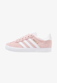 Sneaker in suede rosa con accenti bianchi, caratterizzata da tre strisce bianche, una suola in gomma bianca testurizzata e un logo dorato "Gazelle".