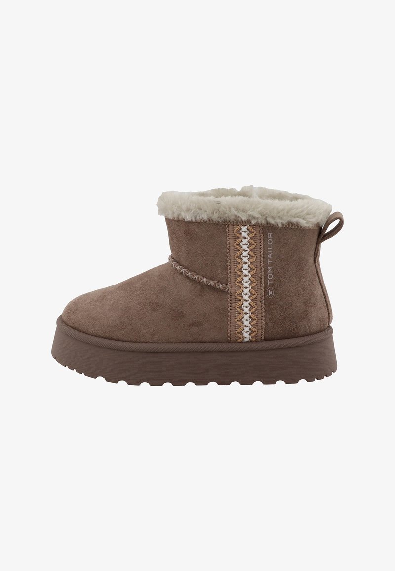 Bottine en daim marron avec doublure en fourrure blanche, couture décorative sur le côté et semelle en caoutchouc épaisse, conçue pour temps froid.