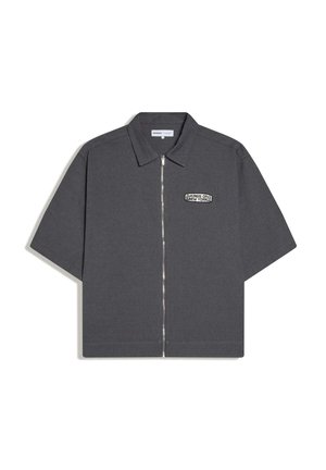 Kurzärmeliges T-Shirt in Anthrazitgrau mit Kragen, vorderem Reißverschluss und kleinem "Kings of New York"-Aufnäher auf der linken Brustseite.