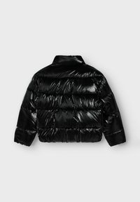 Giacca a vento nera con superficie lucida e strutturata, colletto corto e design trapuntato con cuciture visibili e sezioni gonfie.