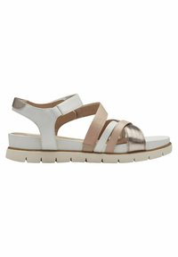 Des chaussures avec une tige en cuir blanche, beige et bronze métallique. Design à lanières avec une semelle rembourrée et des détails texturés.
