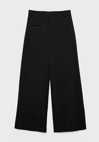 Pantalon noir à jambes larges et courtes avec poches passepoilées au dos et passants de ceinture, présenté à plat sur un fond gris clair.
