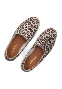 Instap schoenen met luipaardprint, een textiel bovenwerk, een tan kleurige binnenvoering en een lichte rubberen zool. Bevat het "VERBENAS" logo aan de binnenkant.